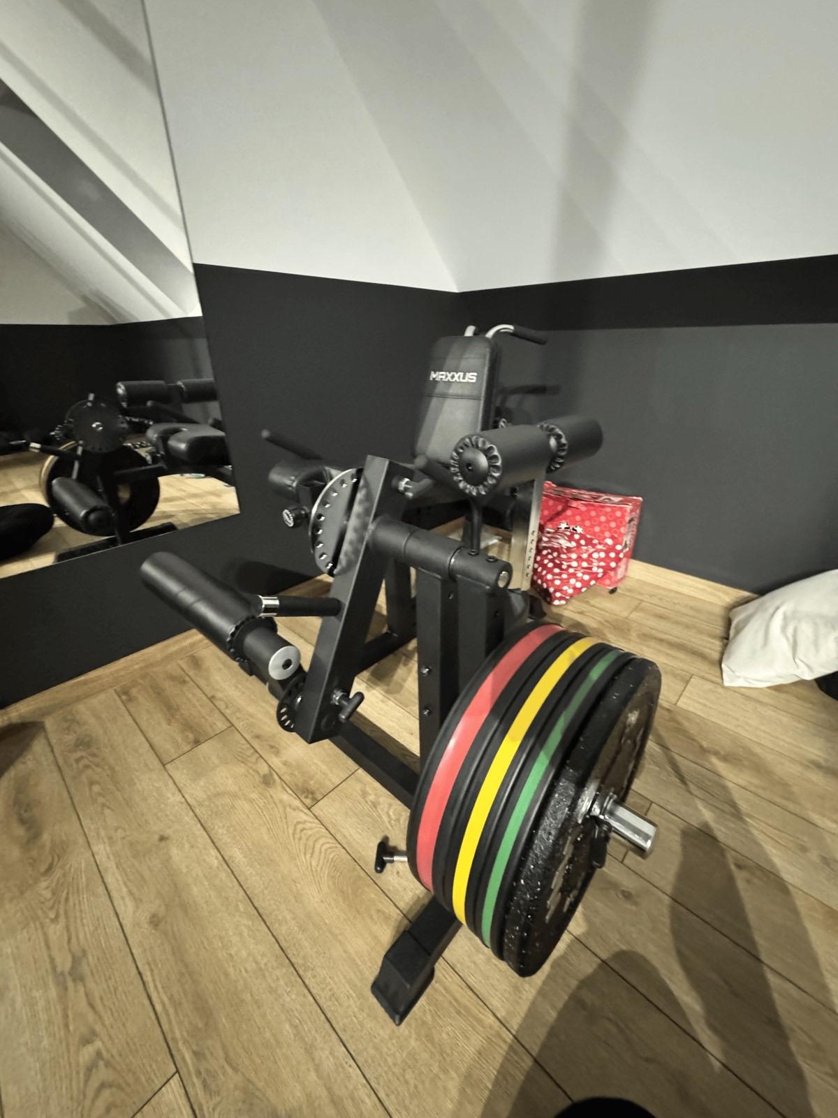 Detal stanowiska treningowego z obciążeniami w prywatnym studio Konrada Dumowskiego.