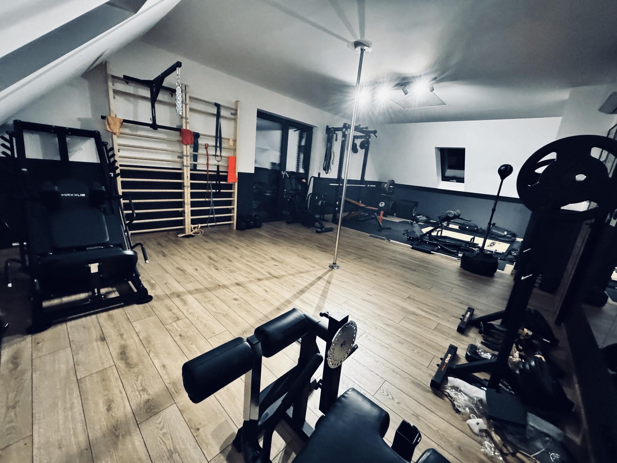 Ujęcie prywatnego studia treningowego z otwartą przestrzenią do pracy.