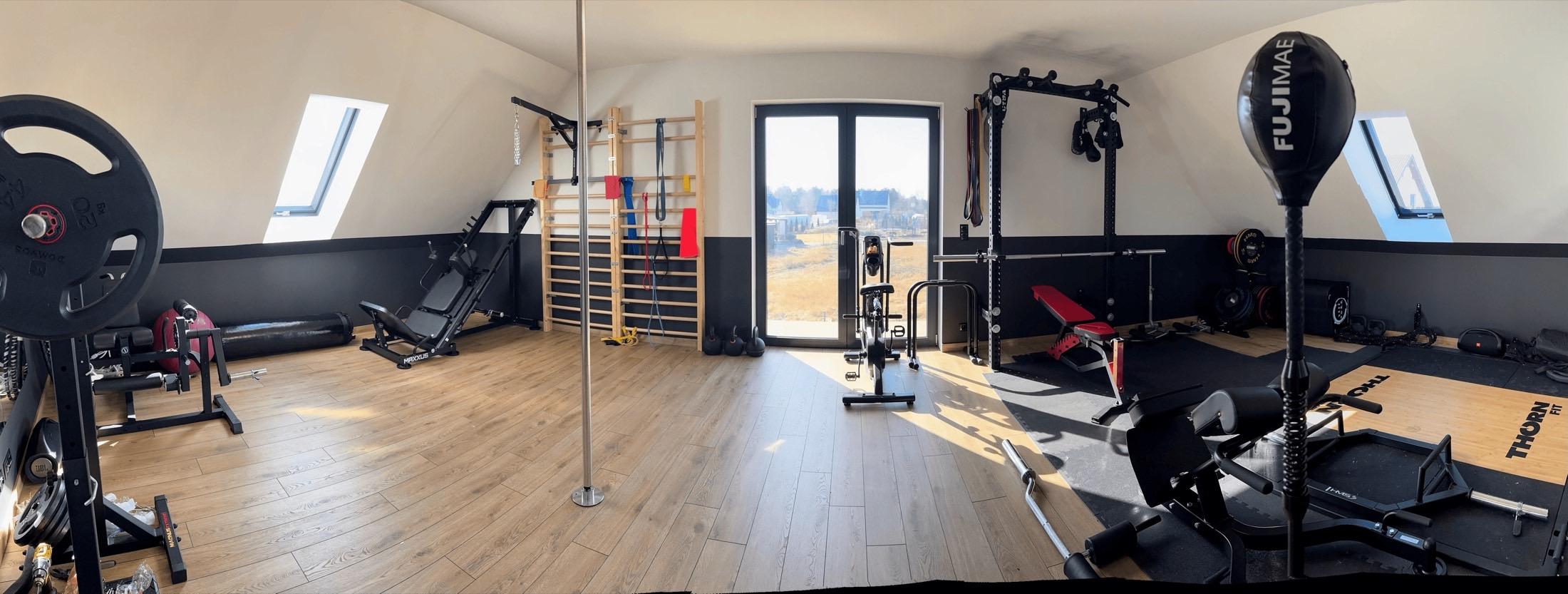 Szeroki widok całego prywatnego studia treningowego Konrada Dumowskiego.